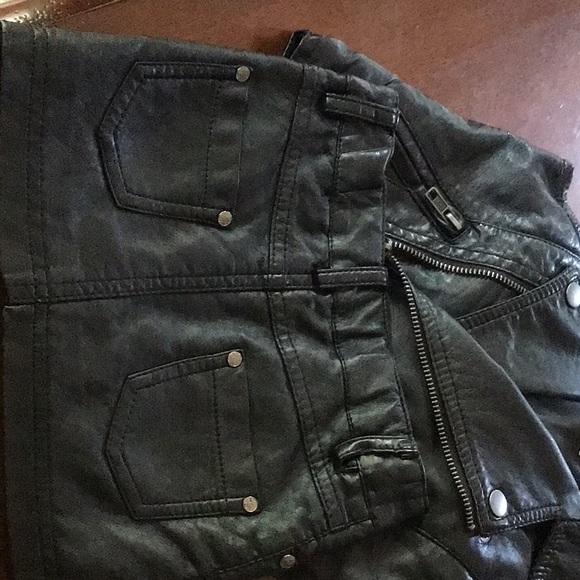 Little girl leather like vest and skirt - Picture 6 of 6